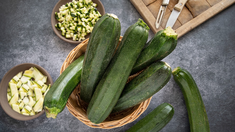 Wenn man Zucchini lagern möchte, sollte man darauf achten, dass sie trocken ist. Feuchtigkeit beschleunigt den Verderb.