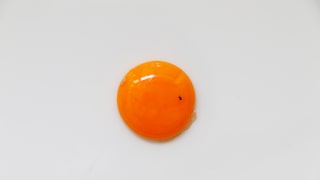 Lässt sich ein Ei mit einem Fleck darauf noch essen oder sollte man es lieber entsorgen?