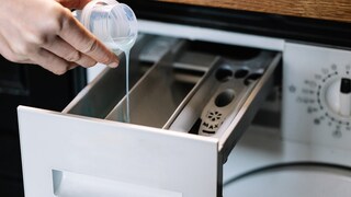 Der Schleim im Einspülfach der Waschmaschine lässt sich leicht mit Hausmitteln und Wasser entfernen
