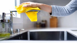 Gegen Kalkablagerungen im Bad oder in der Küche kann ein bestimmtes Hausmittel helfen