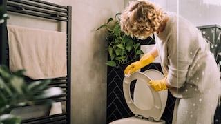 Im Badezimmer werden ein paar Stellen beim Putzen vergessen