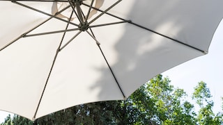 Sonnenschirm auf den Winter vorbereiten