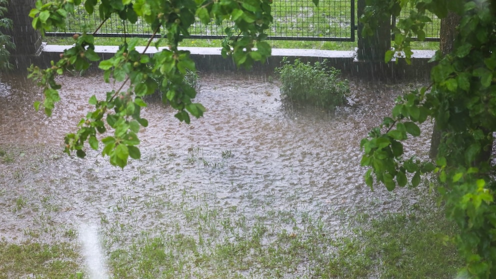 Nach heftigen Regenfällen braucht der Gartenboden Hilfe