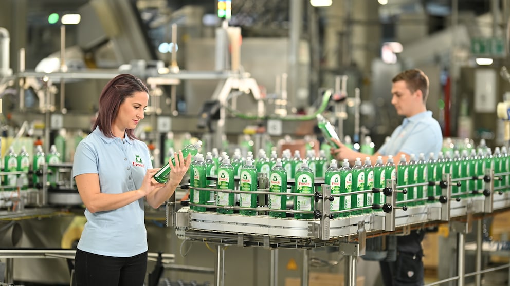 Frosch gilt als Marktführer bei den Reinigungsmitteln, doch wie produziert das Unternehmen eigentlich?