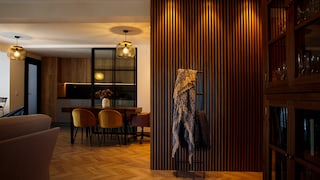 Vom klassischen Parkett bis zu Regalen und Wandverkleidungen: Holz lässt sich vielseitig kombinieren