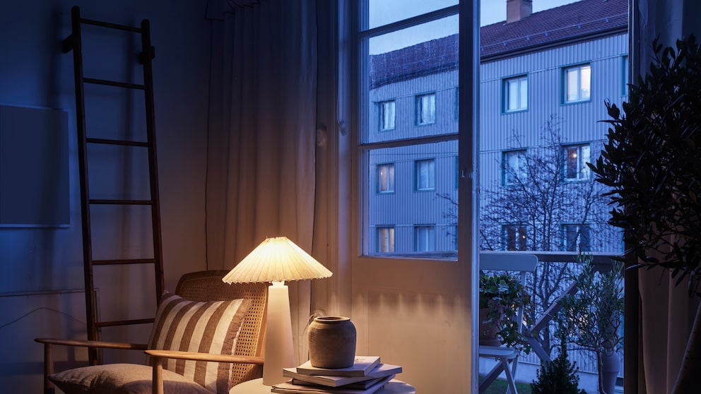 Bei einer Wohnungsbesichtigung sollte man besonders aufmerksam bei Wänden, Raumecken und Bereichen hinter den Möbeln sein