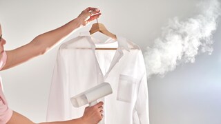 Mal eben schnell ein Hemd wieder faltenfrei bekommen - besser mit Bügeleisen oder Steamer?