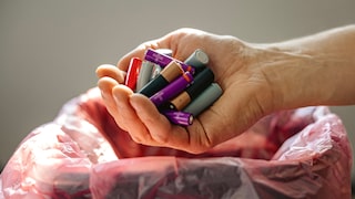 Batterien sollte man nicht einfach in den normalen Hausmüll schmeißen, doch wie entsorgt man sie richtig?