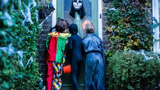 Wenn es an Halloween ständig klingelt, lässt sich die Türklingel einfach abstellen