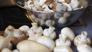 Braune und weiße Champignons sind sehr beliebt. Doch worin unterscheiden sie sich?