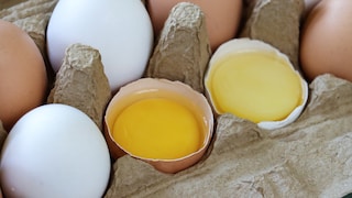 Manchmal ist ein Eigelb heller oder dunkler. Das hat weder etwas´was mit Qualität noch mit Haltungsform zu tun.