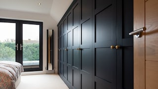 Kleiderschrank an Wand