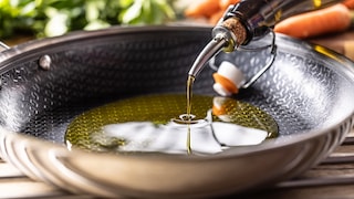 Beim Kochen benötigt man oft Speiseöl – aber wohin damit, wenn man fertig ist?