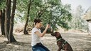 PETBOOK Dog School mit Verena Backhaus: Dem Hund Sitz beibringen