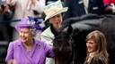 Queen Elizabeth II und ihre Tochter Princess Anne stehen neben dem preisgekröntem Pferd der Monarchin