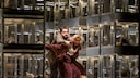 Eine Auff&uuml;hrung der Berliner Staatsoper mit Kaninchen in K&auml;figen