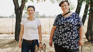 Trainerin Verena Backhaus mit Halterin Maxi und Mischling Sam
