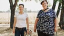 Trainerin Verena Backhaus mit Halterin Maxi und Mischling Sam