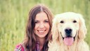Porträt einer Frau mit Golden Retriever