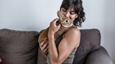 Junge Frau kuschelt mit ihrem Kaninchen auf dem Arm