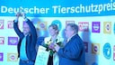 Lutz Wingerath vom Tierschutzverein „Herzensangelegenheit – Menschen für Tiere und Tiere für Menschen e.V“ (links) hält die Trophäe für den ersten Platz des Deutschen Tierschutzpreises in die Luft