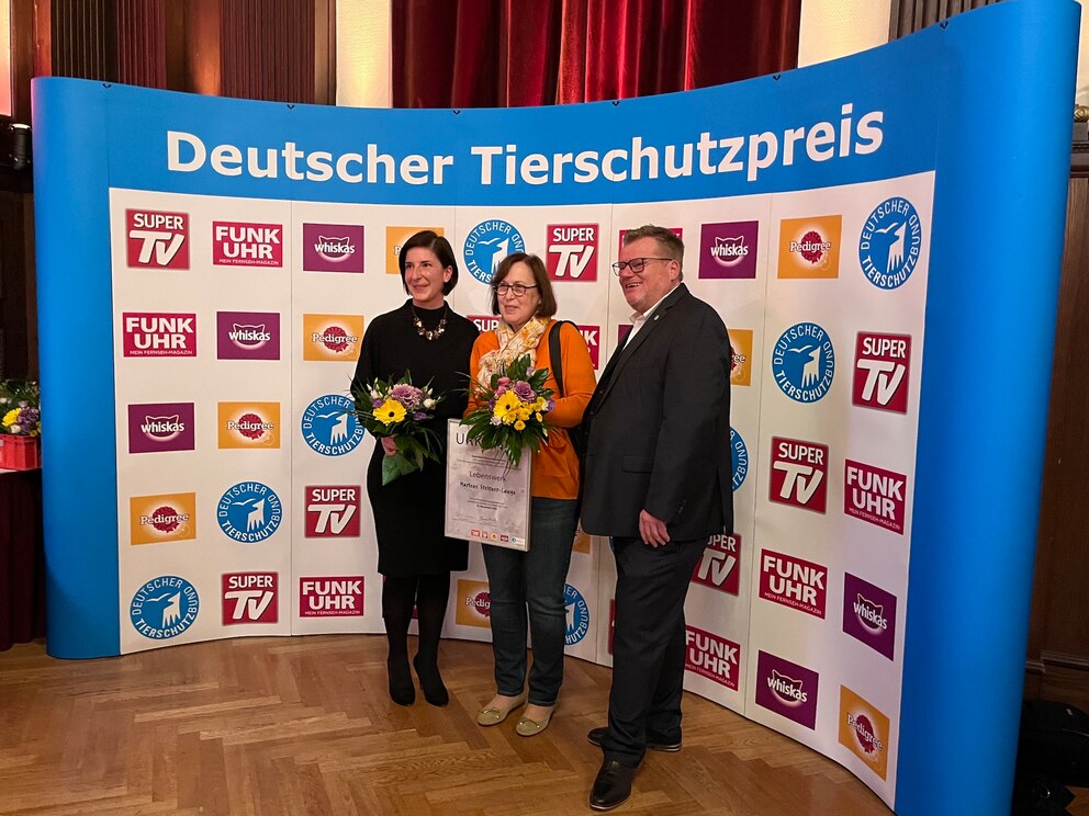 Marlene Steltner-Lange (m.) erhielt den Deutschen Tierschutzpreis für ihr Lebenswerk