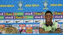 Eine Katze springt während der WM-Pressekonferenz mit Vinícius Jr. einfach in BIld der Kameras