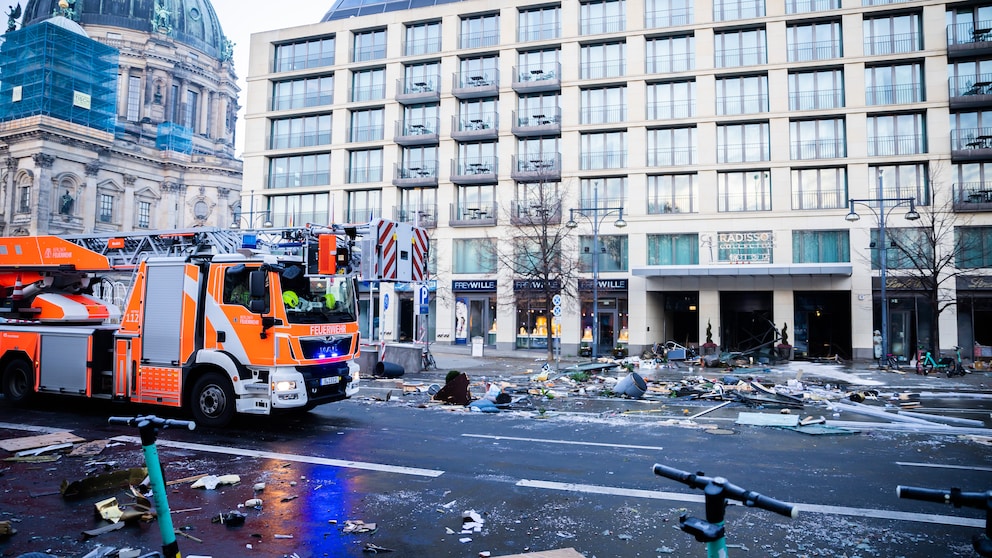 Die Einsatzkräfte sind vor Ort, nachdem der Aqaudom in Berlin geplatzt ist