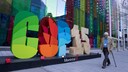Ein Delegierter geht am Kongresszentrum des Weltnaturgipfels COP15 in Montreal vorbei