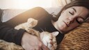 Frau und Katze schlafen