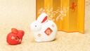 Zwei Hasenfiguren mit chinesischen Schriftzeichen