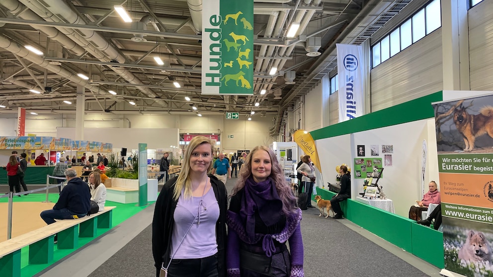 PETBOOK-Redakteurinnen Louisa Stoeffler und Saskia Schneider in der Heimtierhalle auf der Grünen Woche 2023 in Berlin