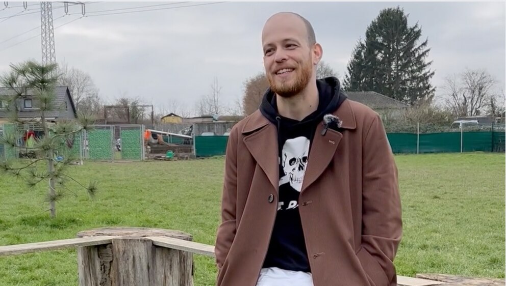 Patrick Müller im Interview auf dem Freilaufplatz des Tierheims Köln Ostheim