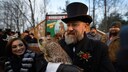 Murmeltierpfleger AJ Derume hält Punxsutawney Phil, das wetterfühlige Tier, das am Murmeltiertag vorhersehen soll, ob der Winter noch weitergeht