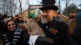 Murmeltierpfleger AJ Derume hält Punxsutawney Phil, das wetterfühlige Tier, das am Murmeltiertag vorhersehen soll, ob der Winter noch weitergeht