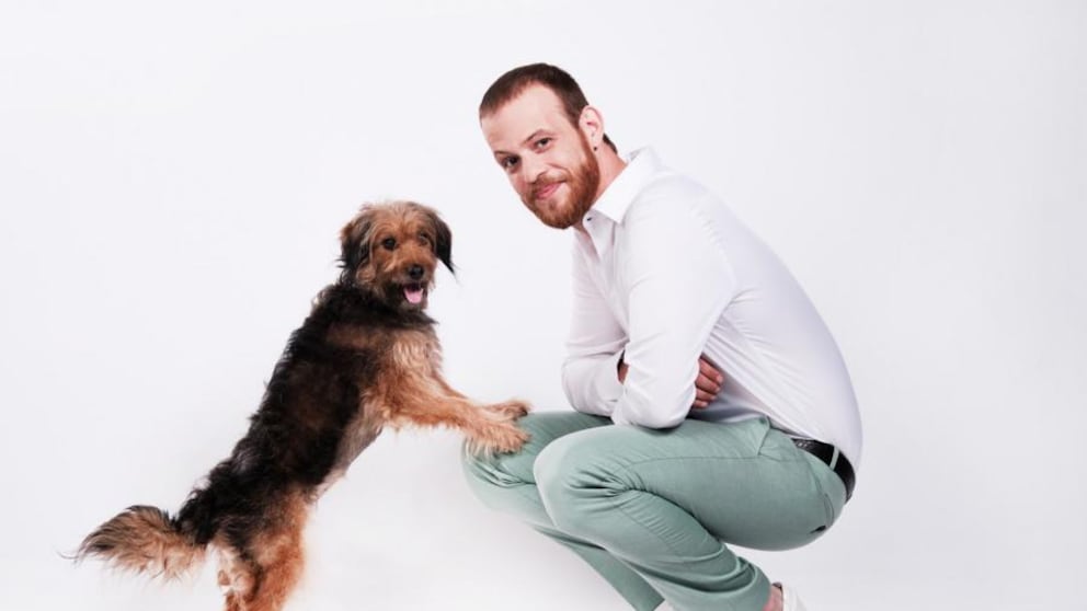Schauspieler Patrick Müller mit Hündin Linka bei einem Fotoshooting