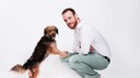 Schauspieler Patrick Müller mit Hündin Linka bei einem Fotoshooting