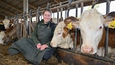 Lisanne Tesch, Tierärztin, hockt in einem Stall mit Milchkühen der Hoffnungstaler Stiftung Lobetal. Die junge Veterinärmedizinerin Lisanne Tesch aus Bernau behandelt nicht nur Hunde und Katzen. Ihre Leidenschaft gilt vielmehr Rindern, Schafen oder Ziegen. Sie hat sich bewusst für eine Tätigkeit als klassische Landtierärztin entschieden und ist damit wohl eher die Ausnahme.