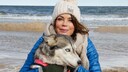 Gerit Kling und ein Husky beim Hundeschlittenrennen am Strand