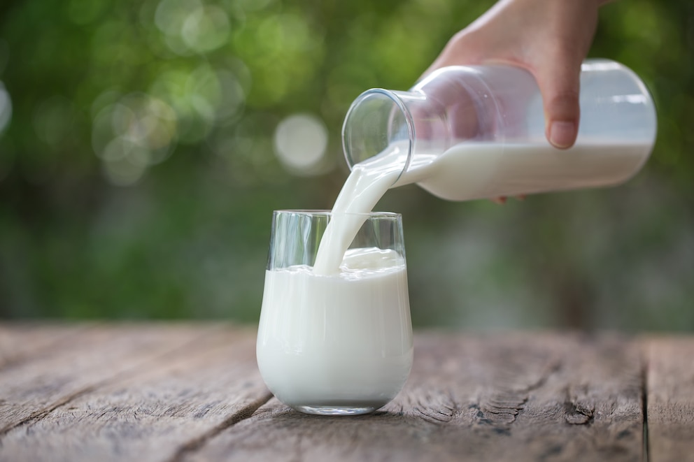 Kuhmilch wird in ein Glas gefüllt.