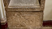 Ein Sakrophrag aus Ägypten zeigt das Relief einer Katze