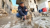 Retter der Organisation „House of Cats Ernesto“ mit Katze in den Trümmern des Erdbebengebietes in Syrien