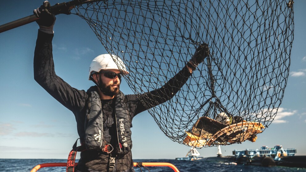 Matthias Egger von The Ocean Cleanup untersucht schwimmende Kunststoffe, die er in Zusammenarbeit mit dem FloatEco-Projekt während der Expedition von The Ocean Cleanup 2018 im Subtropischen Wirbel des Nordpazifiks gesammelt hat.