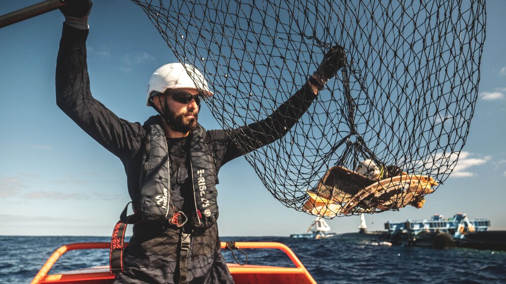 Matthias Egger von The Ocean Cleanup untersucht schwimmende Kunststoffe, die er in Zusammenarbeit mit dem FloatEco-Projekt während der Expedition von The Ocean Cleanup 2018 im Subtropischen Wirbel des Nordpazifiks gesammelt hat.