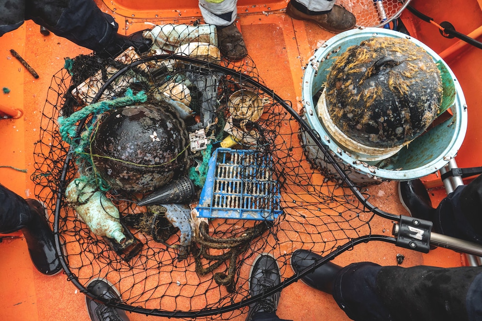 Plastikteile, die während der Expedition von The Ocean Cleanup im Jahr 2018 im Great Pacific Garbage Patch gesammelt wurden.