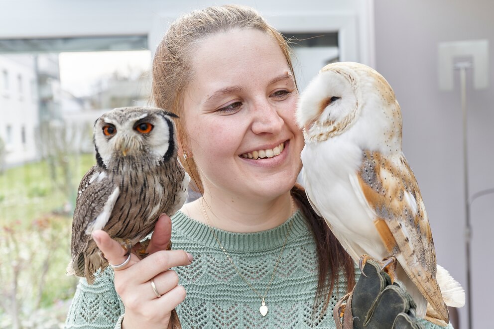 Falknerin Katharina Häfner mit Schleiereule Emma und Weißgesichtseule Merlin im Hospiz St. Martin in Koblenz.