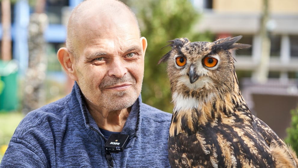 Jose Lay, freut sich auf der Terrasse im Koblenzer Hospiz, dem Europäischen Uhu mit dem Namen Marga von Verein „Falkner der Herzen“ ganz nahe zu sein.
