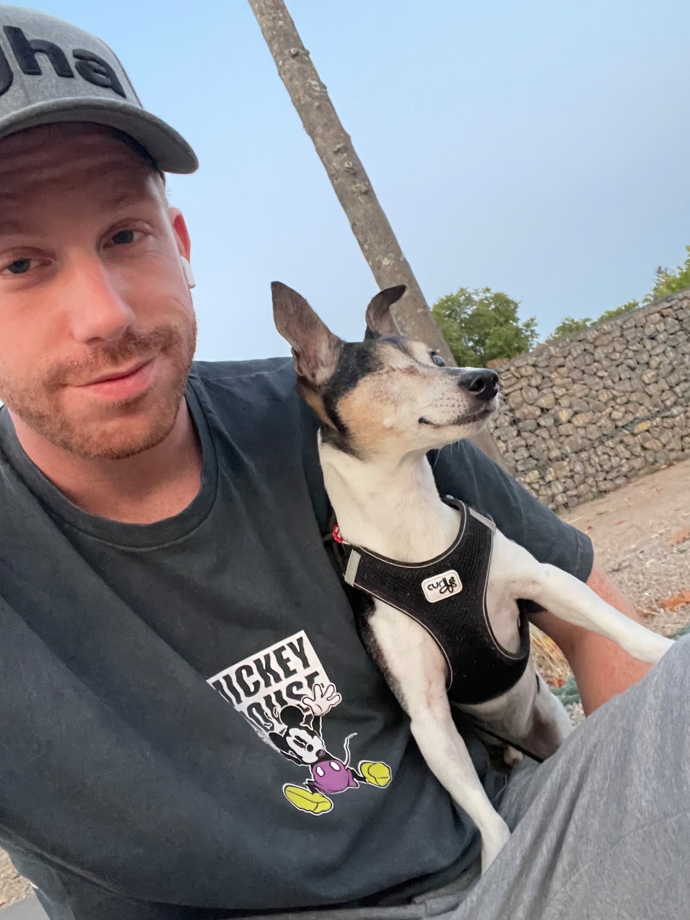 Seit mehr als einem Jahrzehnt ein starkes Team: Podcaster Lars Tönsfeuerborn und Hund Gizmo.