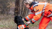 Rettungshundeführerin Jenny Bütow mit ihrer Rottweilerhündin Daika trainieren bei der Rettungshundestaffel