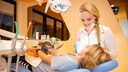 Therapiehund beim Zahnarzt